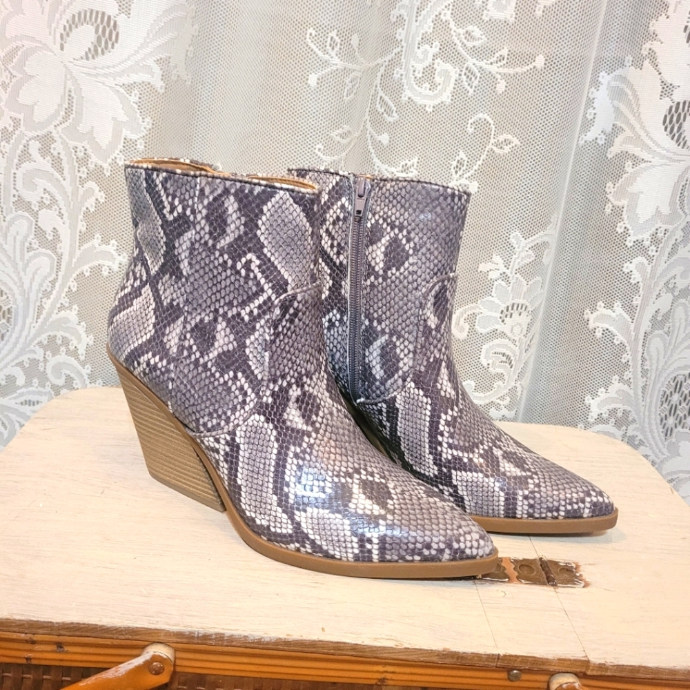Express Womens Size 9.5 Snakeskin Booties with Zipper BRAND NEW